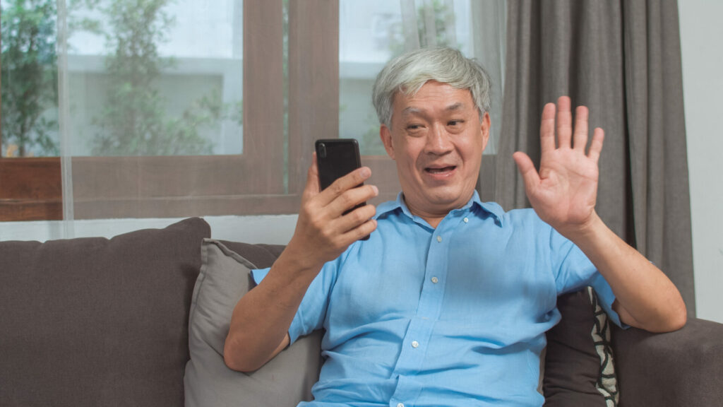 pessoa idosa usando o celular, fazendo uma videoconferência pelo Instagram