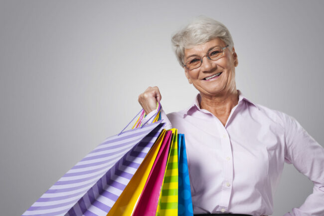 mulher idosa com compras feitas na black friday