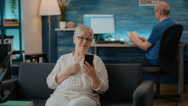 Mulher idosa assistindo ao BBB pelo celular
